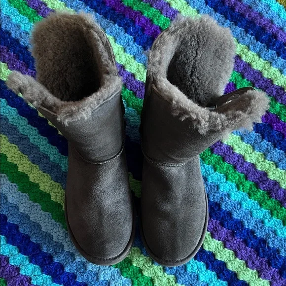 UGG BOOTS Grey with turn locks - Picture 2 of 11
